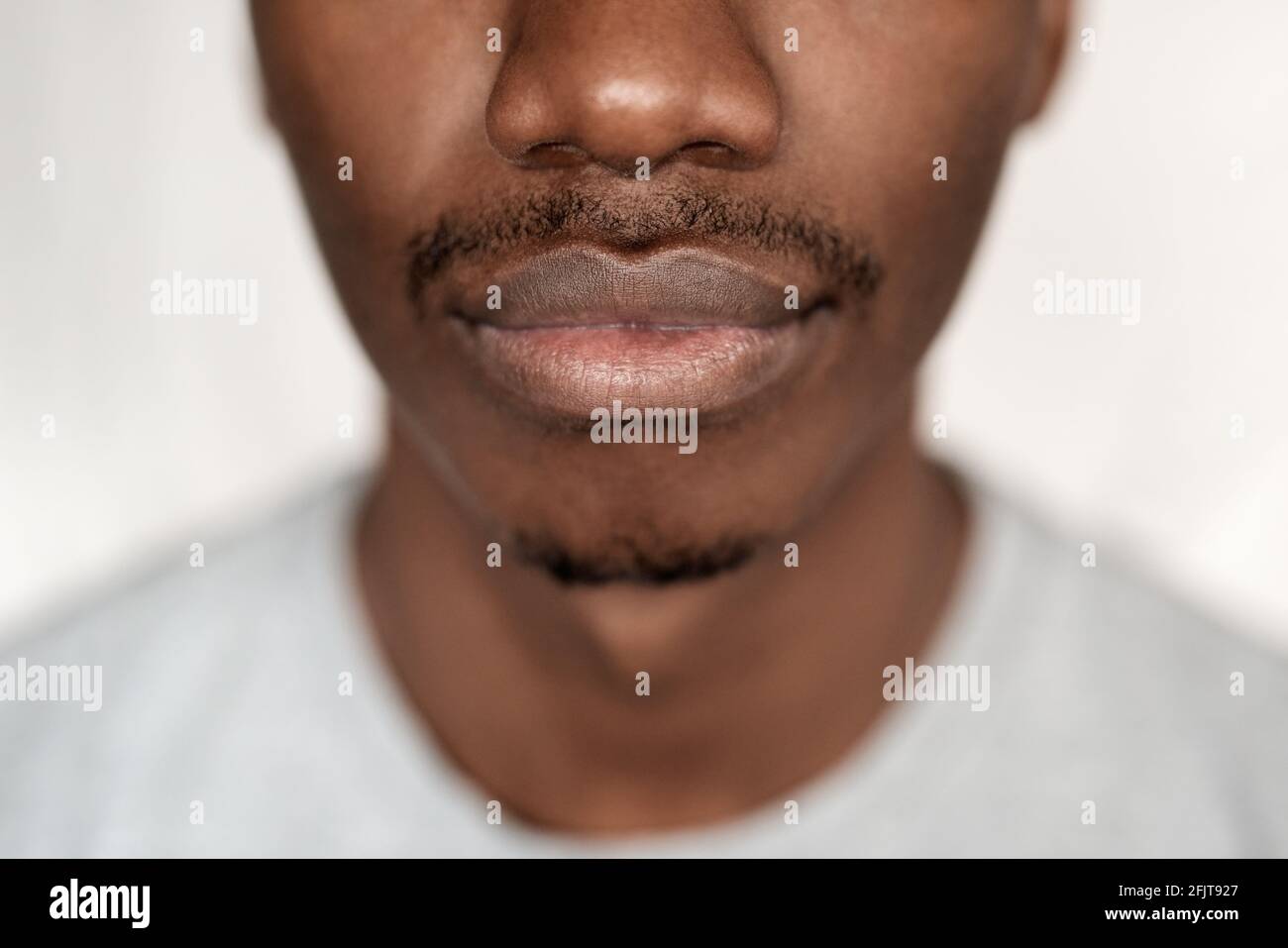 Nahaufnahme der unteren Gesichtshälfte eines afrikanischen Mannes Stockfoto