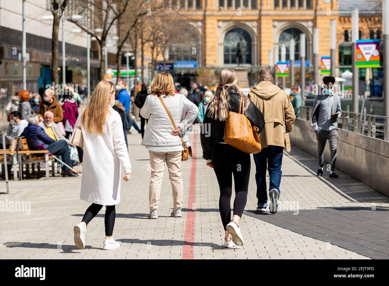 Hannover, Deutschland. April 2021. Passanten laufen entlang der Bahnhofstraße durch die Innenstadt. Quelle: Moritz Frankenberg/dpa/Alamy Live News Stockfoto