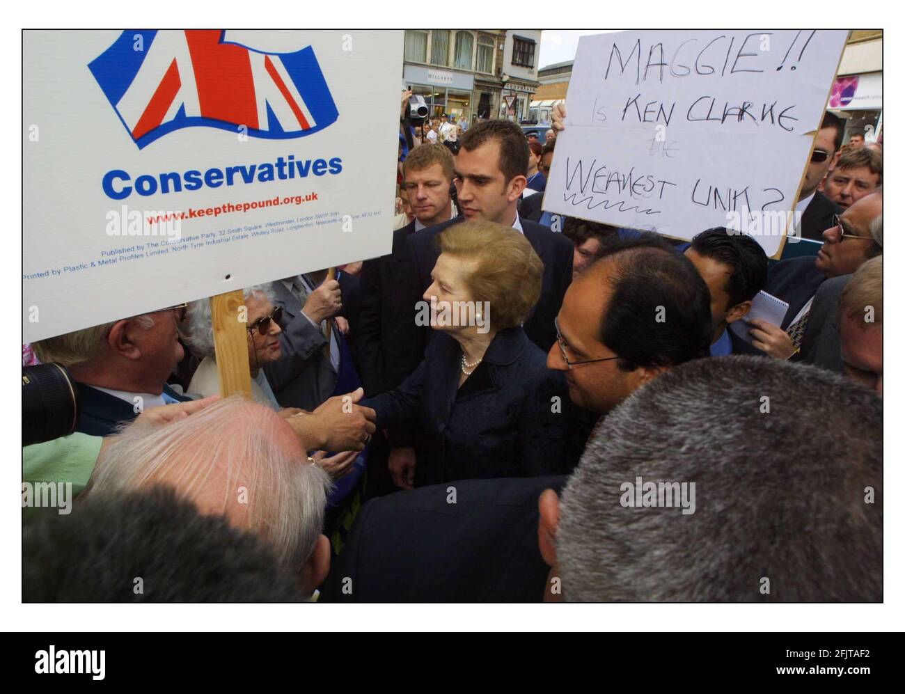 Margret Thatcher erreicht die Leute im Northampton Market Square. Stockfoto