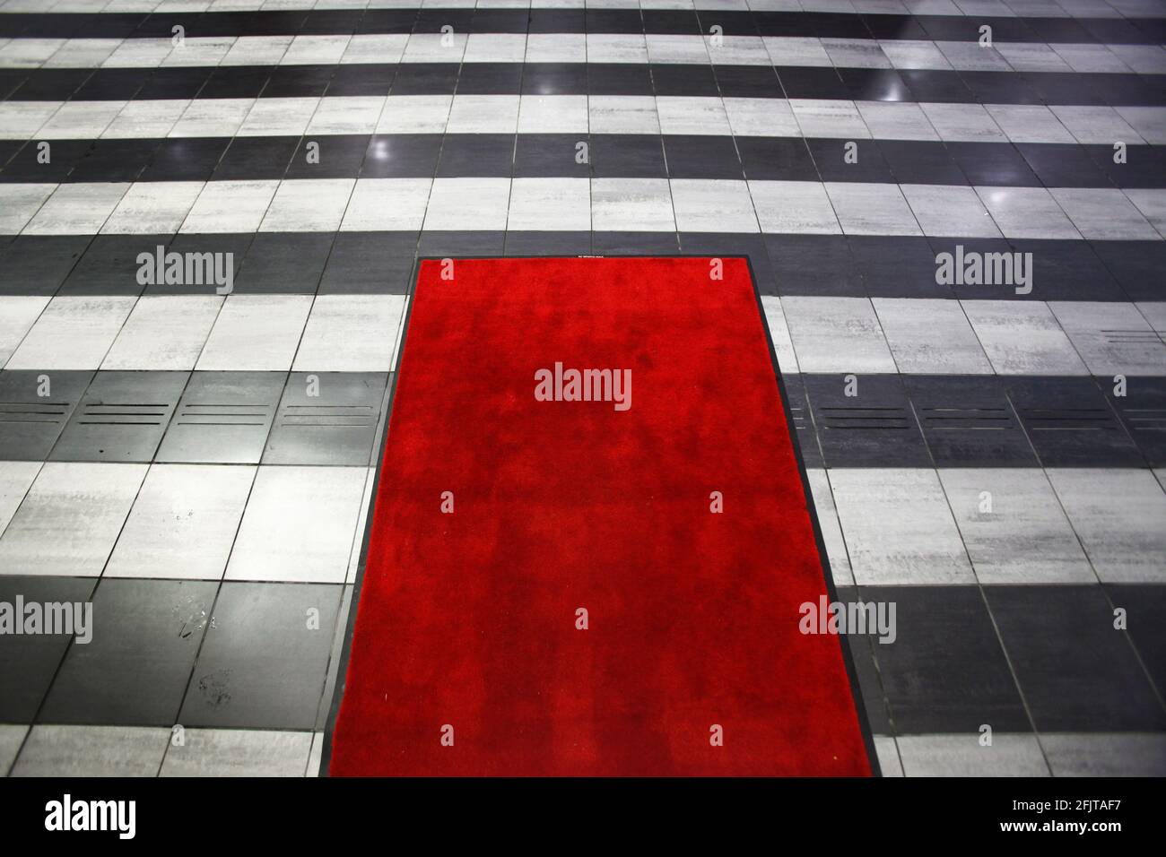 Roter Teppich im Zentrum von Cloetta, Hockeyarena des Hockeyteams Linköping, in der Stadt Linköping, Schweden. Stockfoto