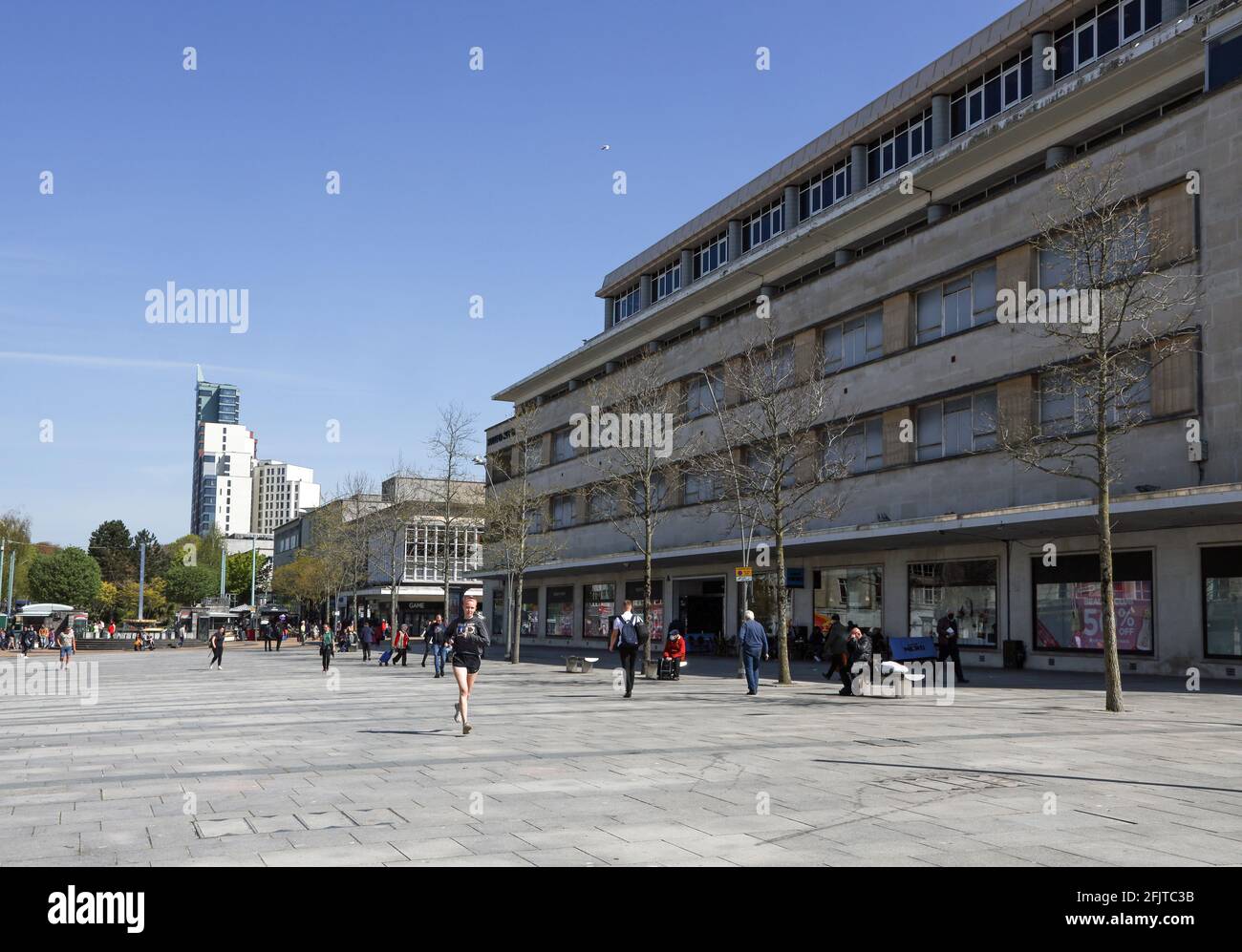 Aramada Way, Plymouth A Lone ist ein Ausreiher für Bewegung, während die Käufer nach der Aussperrung im April 2021 sozial distanziert sind. Ein traurig aussehendes Haus der Frase Stockfoto