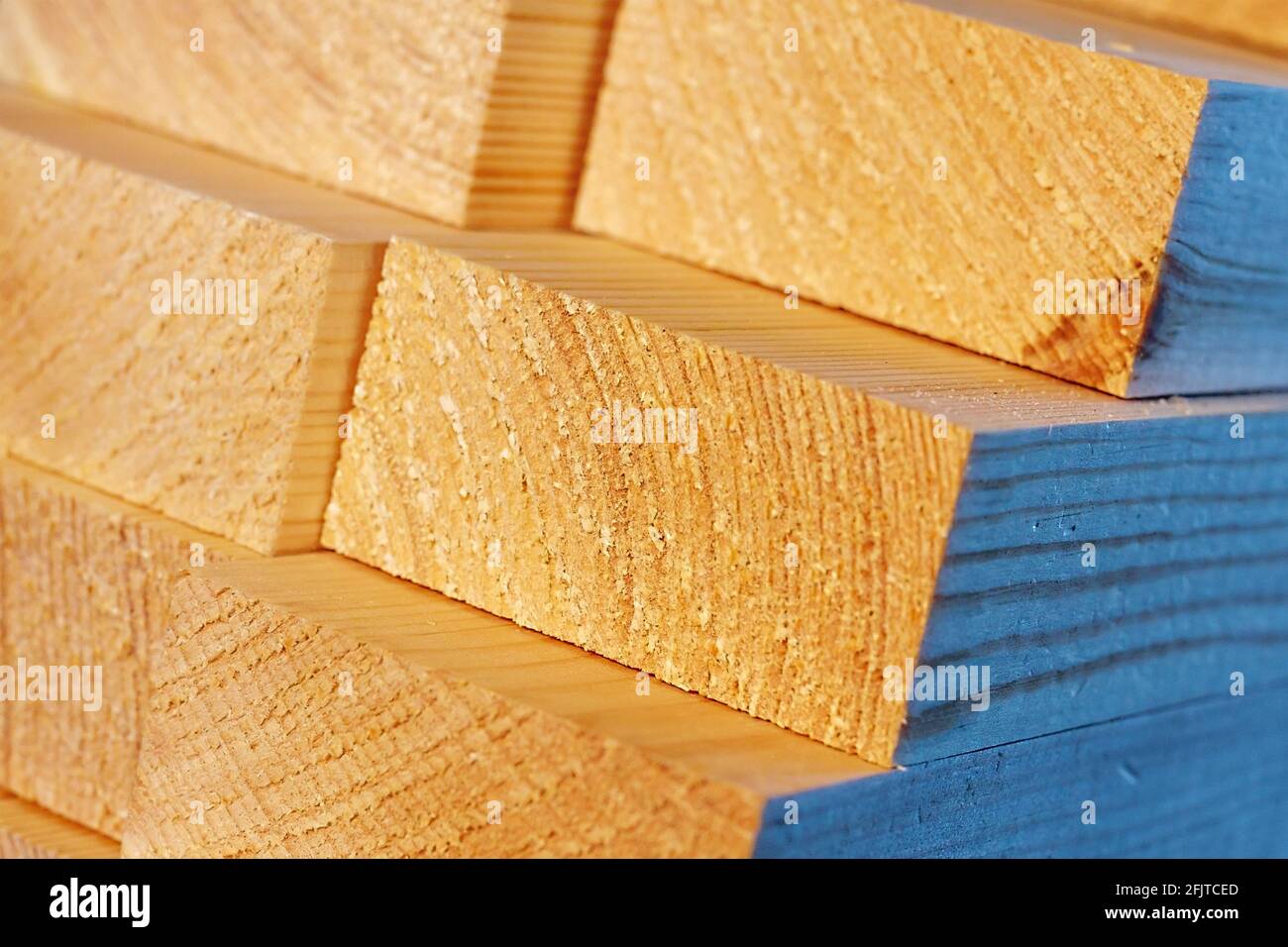 Die Holzstäbe werden in einem Stapel gestapelt. Sägen Trocknen und Vermarktung von Holz. Industrieller Hintergrund. Nahaufnahme der Baumaterialien. Werbefoto Stockfoto