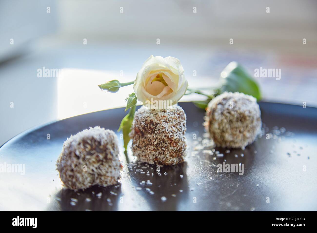 Gesunde, zuckerfreie, handgemachte Süßigkeiten mit einer Blume. Richtige Ernährung und Diät-Konzept. Speicherplatz kopieren. Stockfoto