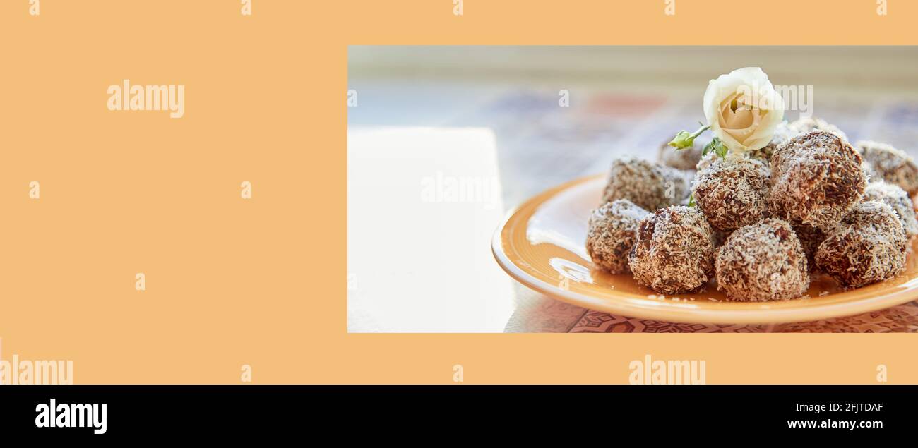 Gesunde, zuckerfreie, handgemachte Süßigkeiten mit einer Blume. Richtige Ernährung und Diät-Konzept. Speicherplatz kopieren. Stockfoto