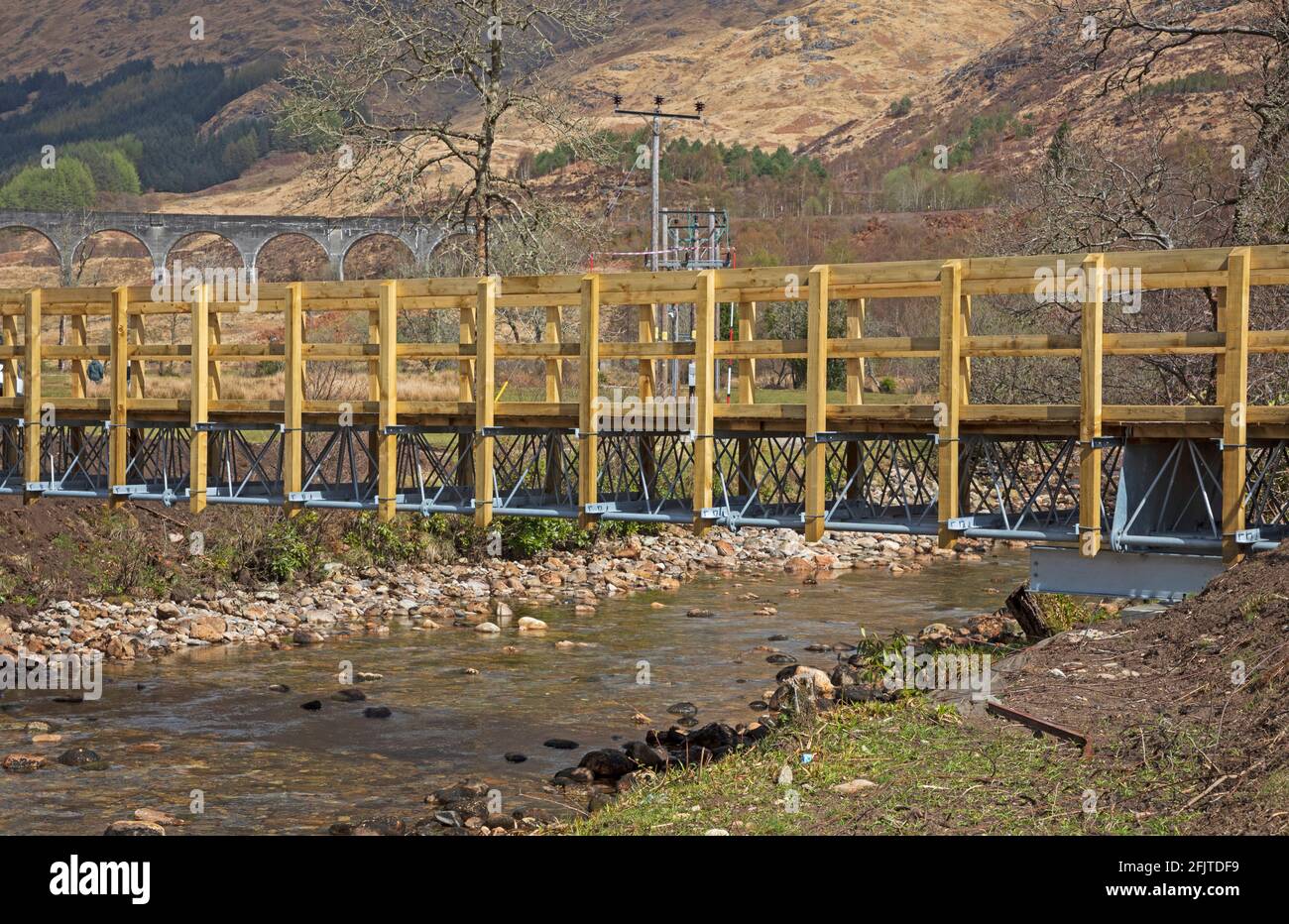 Glenfinnan, Lochaber, Großbritannien. April 2021. Die erste Fahrt mit dem Jacobite Steam Train im Jahr 2021 ermutige nicht sehr viele Besucher zum neu erbauten Parkplatz, der zur neuen 'Glenfinnan Wee Harry Potter Bridge' führt, die von der Gemeinde, die £8,467 aufbaute, Crowdfunding finanziert wurde, um ihnen den Bau einer Brücke über den Fluss zu ermöglichen Finnan, um die normalen 350,000 Touristen, die jedes Jahr ankommen, sicher zu halten und von der befahrenen Straße, die zwischen Fort William und Mallaig verläuft. Stockfoto