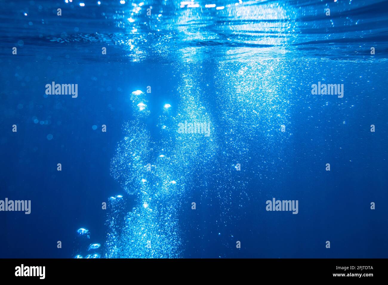 Abstrakter Unterwasserhintergrund mit Luftblasen Stockfoto