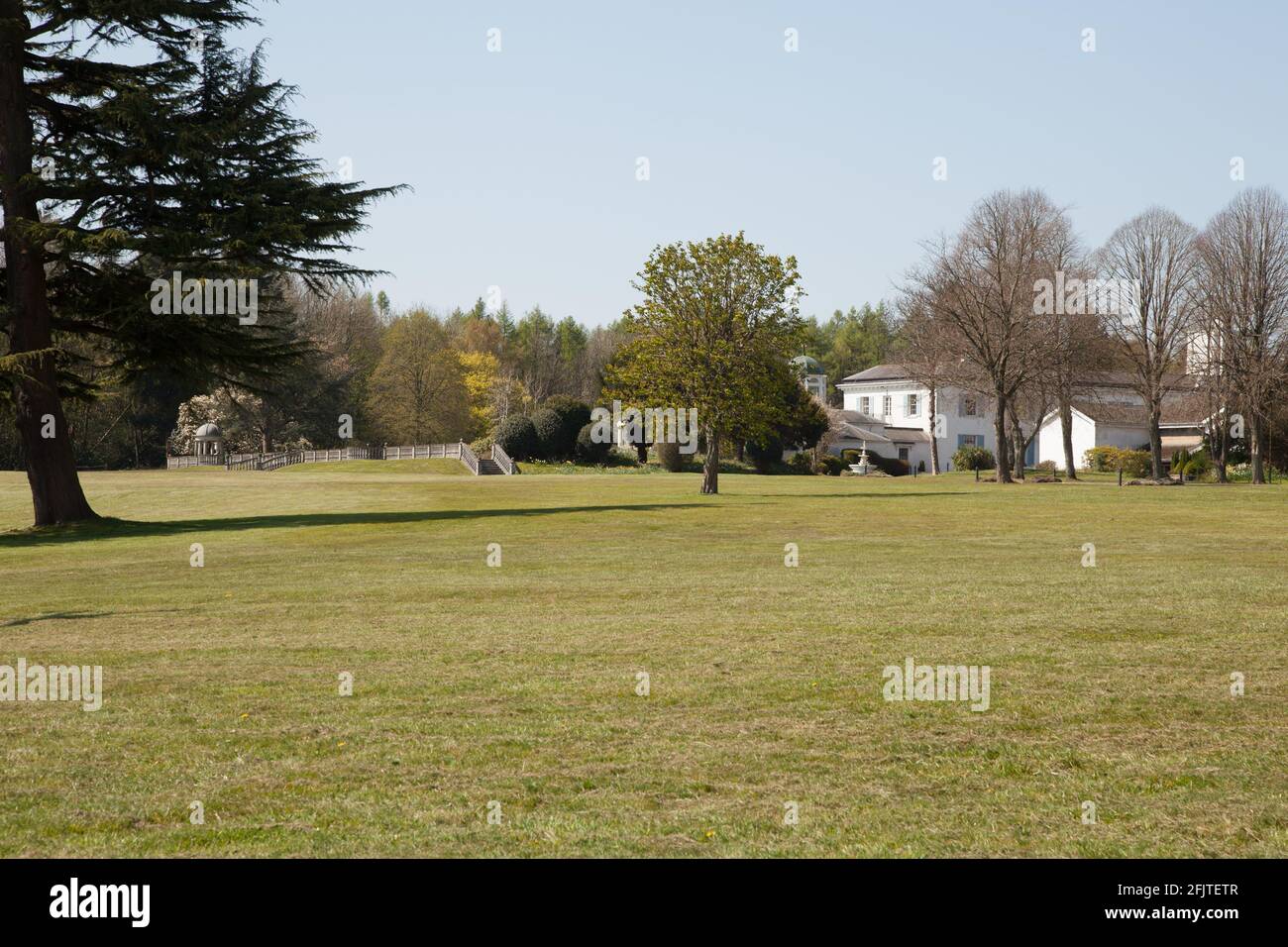 Denbies House, ein weitläufiges Herrenhaus mit englischen Landgärten in Surrey Countryside, Ranmore Common, Frühjahr April 2021 Stockfoto