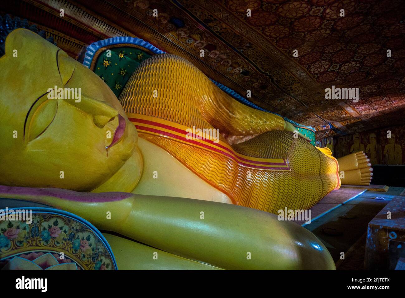 Mulkirigala, Sri Lanka, Asien: Statue des liegenden Buddha in den Höhlen des Mulkirigala-Tempels Stockfoto