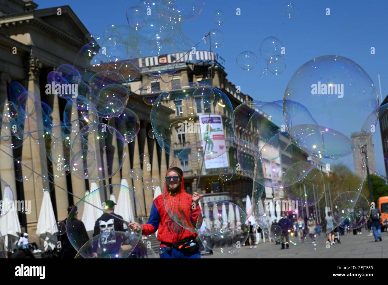 26 April 2021 Baden Wurttemberg Stuttgart Ein Strassenkunstler Produziert Uberdimensionale Seifenblasen Auf Dem Schlossplatz Vor Dem Hintergrund Des Konigsbaus Foto Bernd Weissbrod Dpa Stockfotografie Alamy