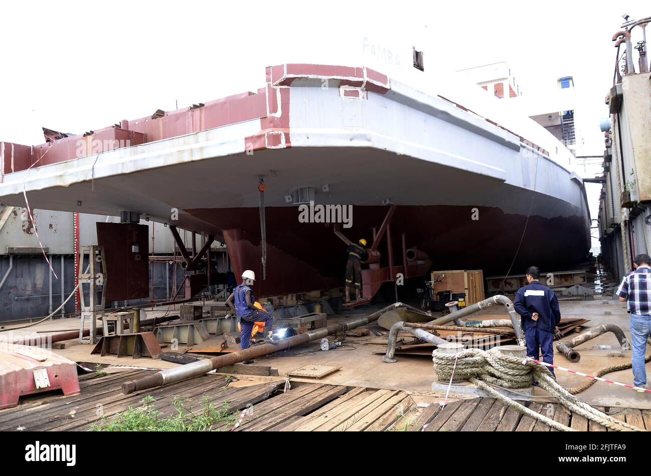 Kampala, Uganda. April 2021. Chinesische Ingenieure arbeiten zusammen mit lokalen Mitarbeitern auf dem MV Pamba Schiff in Luzira Portbell, Kampala, Uganda, 21. April 2021. Moses Muwonge, Chief Engineer und Manager der Mango Tree Group, sagte, dass die Reparaturen zu 85 Prozent abgeschlossen sind und das Schiff voraussichtlich im Juni 2021 in Betrieb gehen wird. ZUM ARTIKEL "Feature: Ugander lernen von chinesischen Marineingenieuren, während das Land die größte Fähre repariert" Quelle: Joseph Kiggundu/Xinhua/Alamy Live News Stockfoto