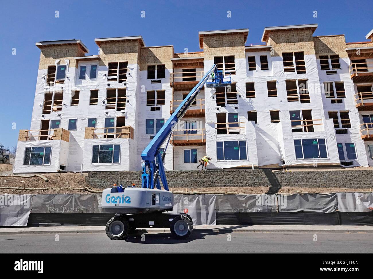 Bauarbeiter haben einen riesigen Apartmentkomplex am Deschutes River in Bend, Oregon, in den letzten Schliff gebracht. Biegung wurde einer unterzogen Stockfoto