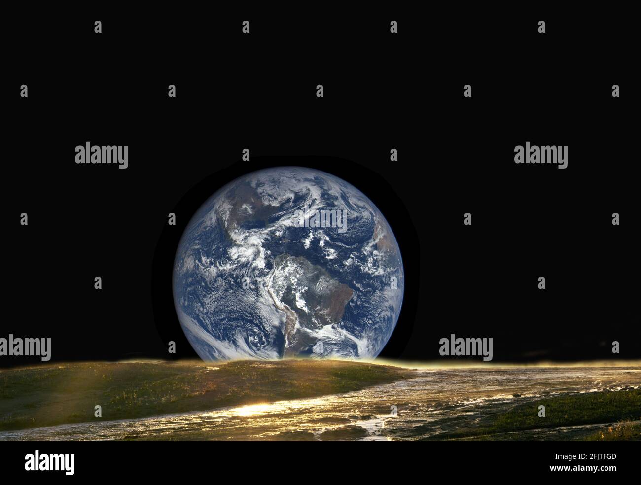 Die Erde steigt über der Mondoberfläche auf, zusammengesetztes Bild, Weltraum. Stockfoto