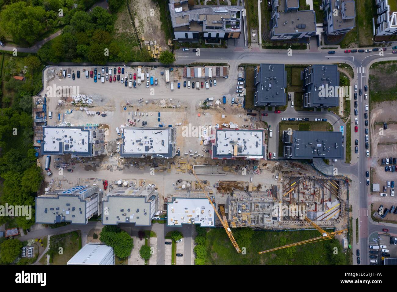 Luftaufnahme der großen Baustelle von oben. Bau neuer Wohnblocks in einem Wohngebiet, Drone von oben aus. Stockfoto