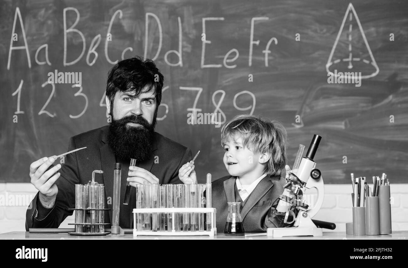 Symptome von ADHS in der Schule. Lehrer Kinder Teströhrchen. Schulunterricht. Chemisches Experiment. Schwierige Fokus und Schulaufgaben zu erledigen. Ausdauer zahlt sich aus Stockfoto