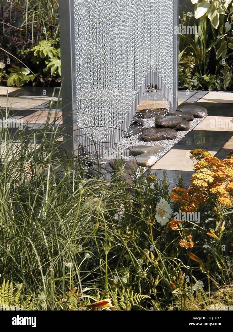 Wasserspiel im Gartendesign von Jane Mooney. Stockfoto