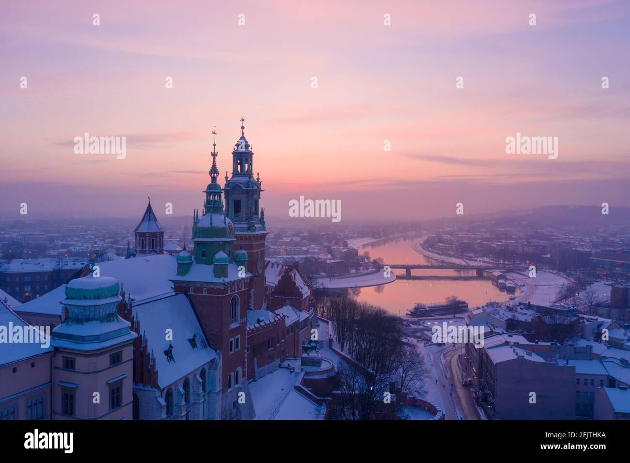 Wawel Royal Castle im Winter. Schnee auf den Dächern der Kathedrale des Wawel-Schlosses und der Weichsel im Zentrum von Krakau-Polen bei Sonnenuntergang. Stockfoto