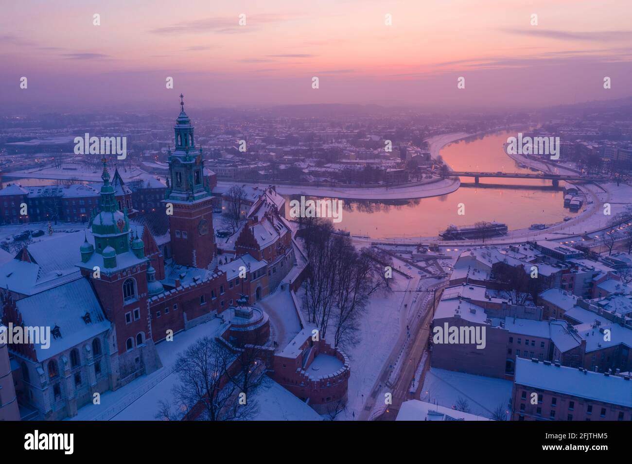 Wawel Royal Castle im Winter. Schnee auf den Dächern der Kathedrale des Wawel-Schlosses und der Weichsel im Zentrum von Krakau-Polen bei Sonnenuntergang. Stockfoto