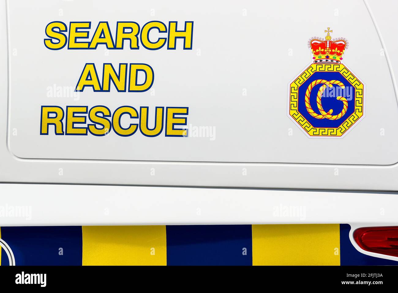 Regierungslogo auf der Seite eines Such- und Rettungswagens mit reflektierendem Muster, Schottland. Stockfoto