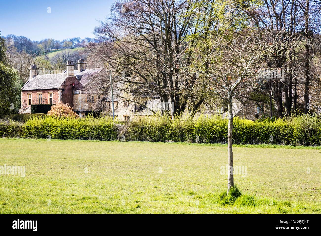 Attraktive Steinhäuser inmitten der hügeligen Landschaft von Cotswold. Stockfoto