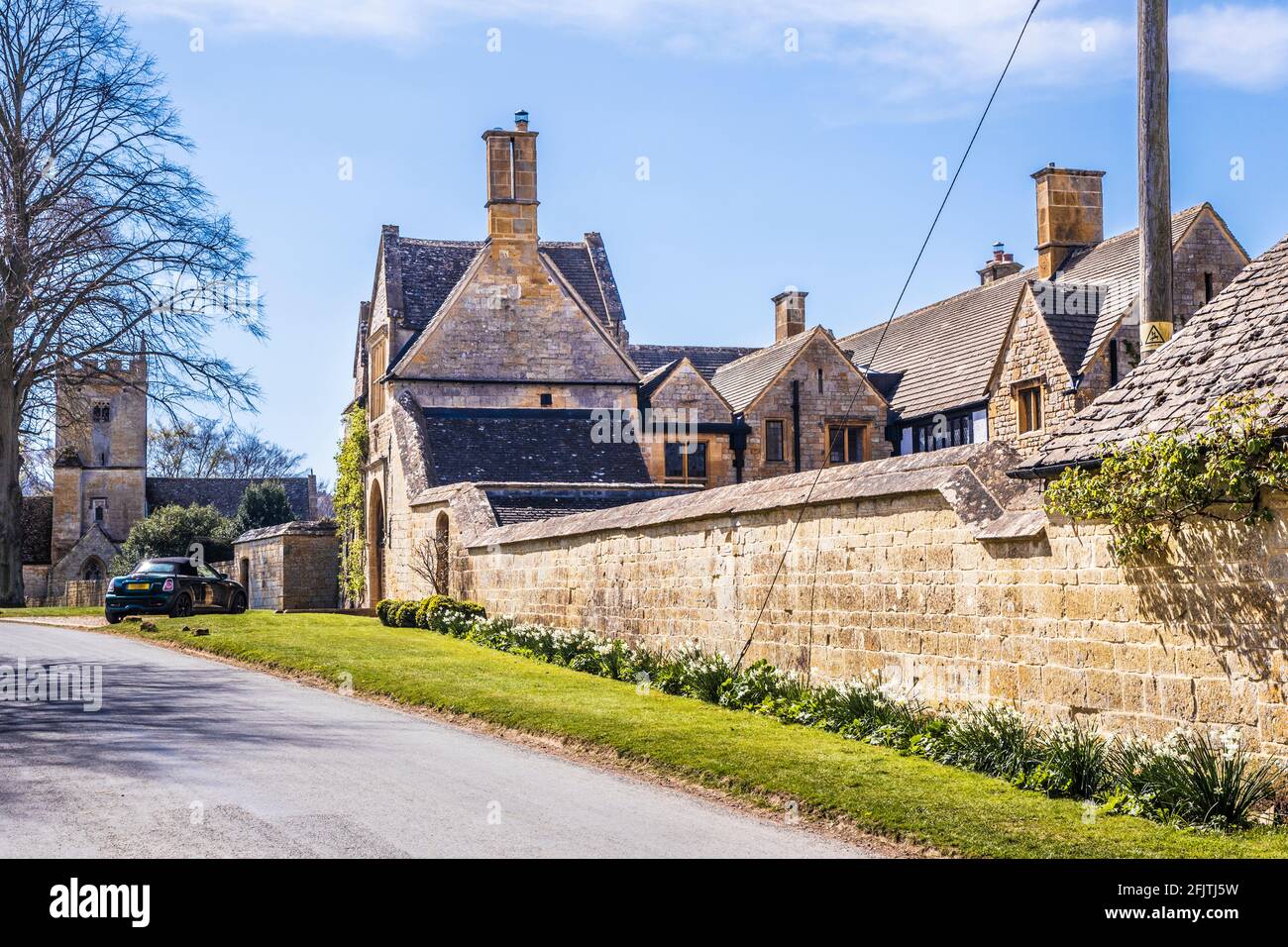 Broadway Court und die Alte Kirche, die der Hl. Eadburgha in den Cotswolds gewidmet ist. Stockfoto