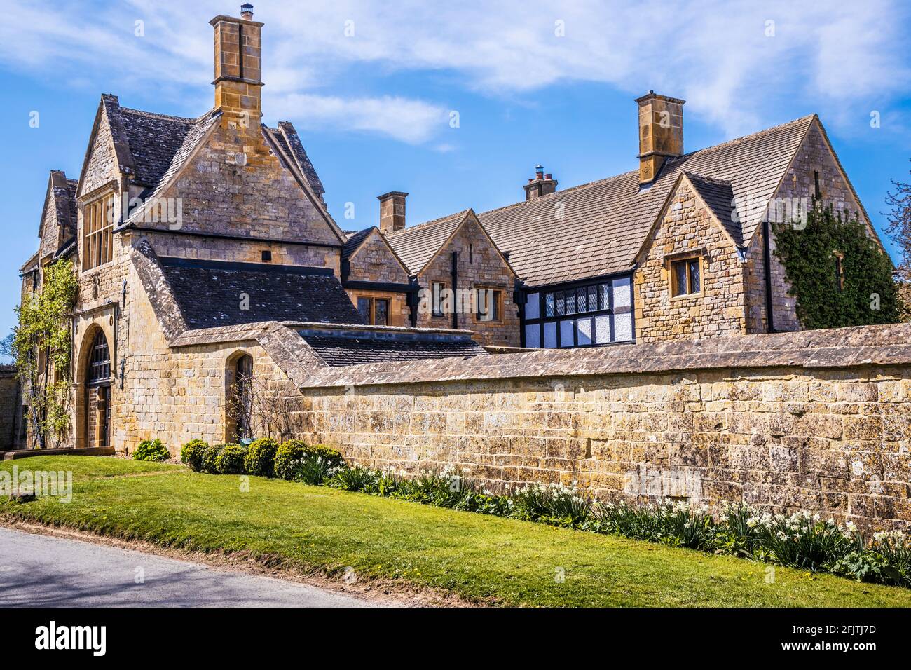 Broadway Court und die Alte Kirche, die der Hl. Eadburgha in den Cotswolds gewidmet ist. Stockfoto