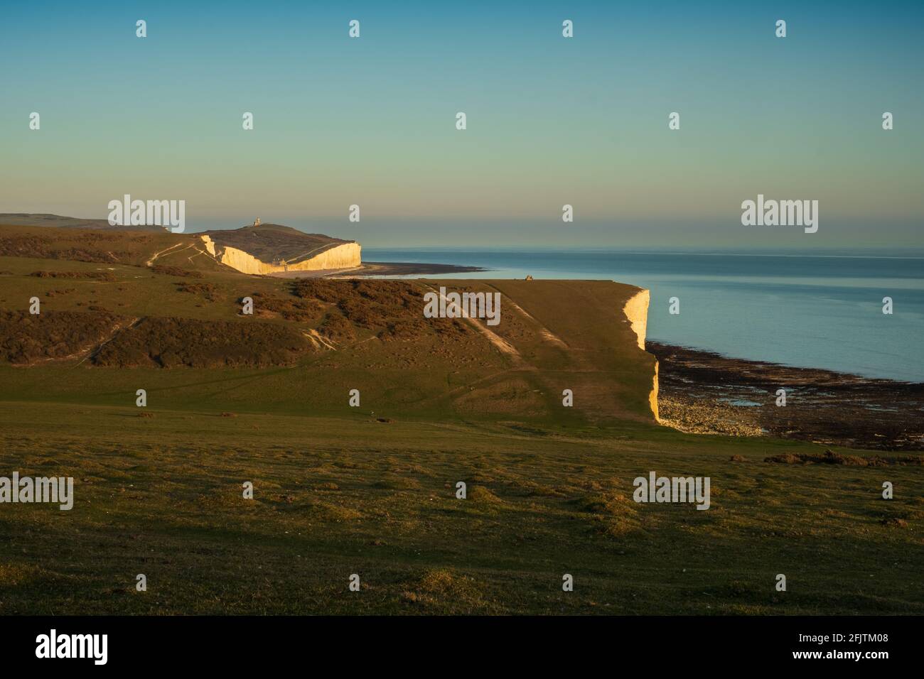 Blick nach Osten über einige der Sieben Schwestern in Richtung Birling GAP und Belle Tout von Rough Brow (1) Stockfoto