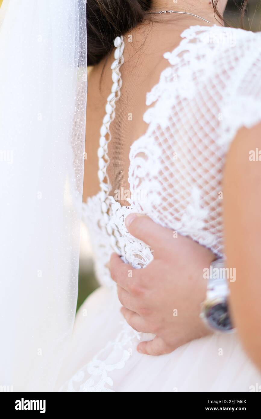 Nahaufnahme Bräutigam Hand zurückhaltend Blick Braut. Stockfoto