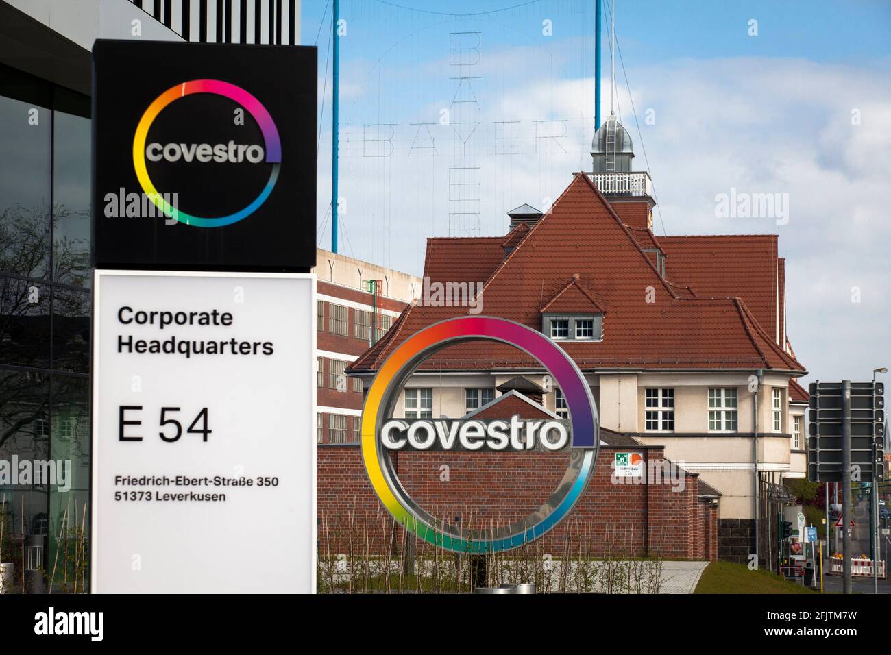 Hauptsitz der Covestro AG, Hersteller von verschiedenen Rohstoffen auf Basis von Polyurethan und Polycarbonat, Firmenlogo, Chempark, Leverkusen, Nort Stockfoto
