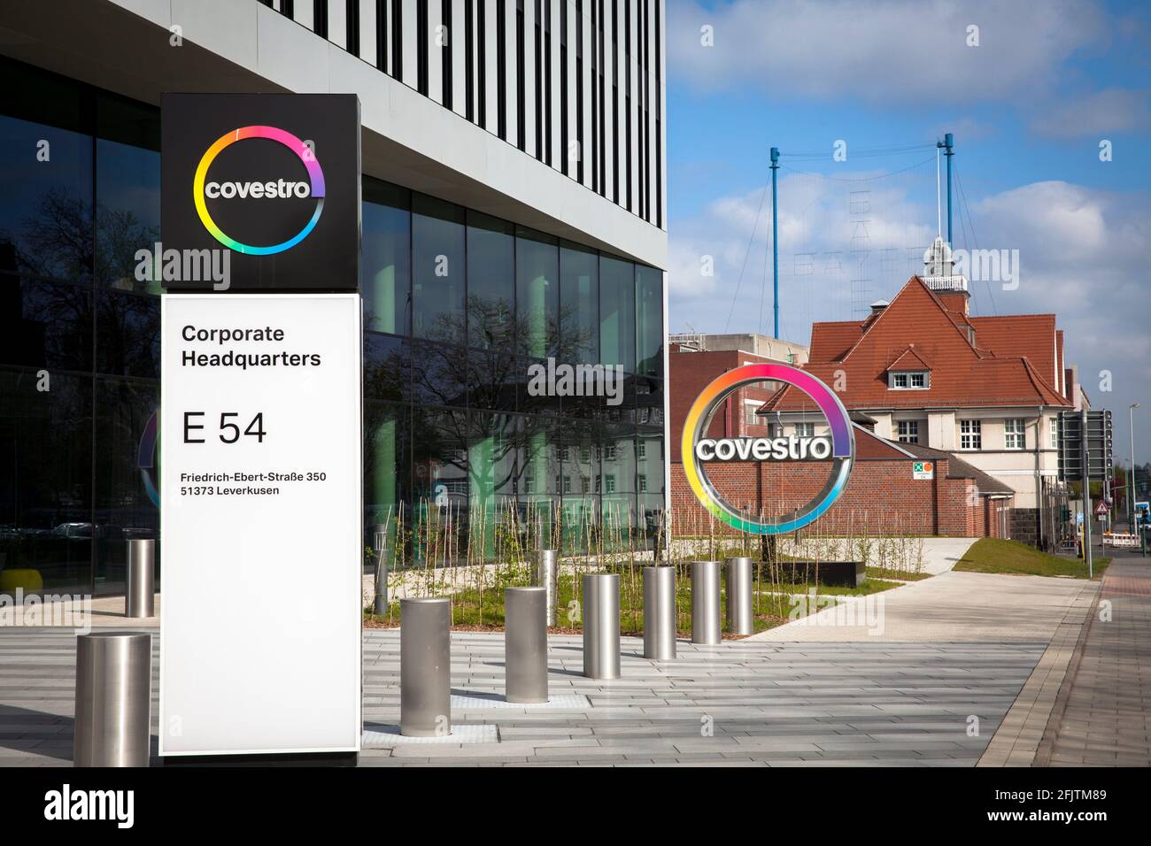 Hauptsitz der Covestro AG, Hersteller von verschiedenen Rohstoffen auf Basis von Polyurethan und Polycarbonat, Firmenlogo, Chempark, Leverkusen, Nort Stockfoto