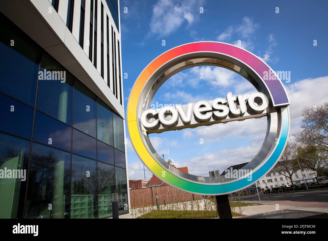 Hauptsitz der Covestro AG, Hersteller von verschiedenen Rohstoffen auf Basis von Polyurethan und Polycarbonat, Firmenlogo, Chempark, Leverkusen, Nort Stockfoto