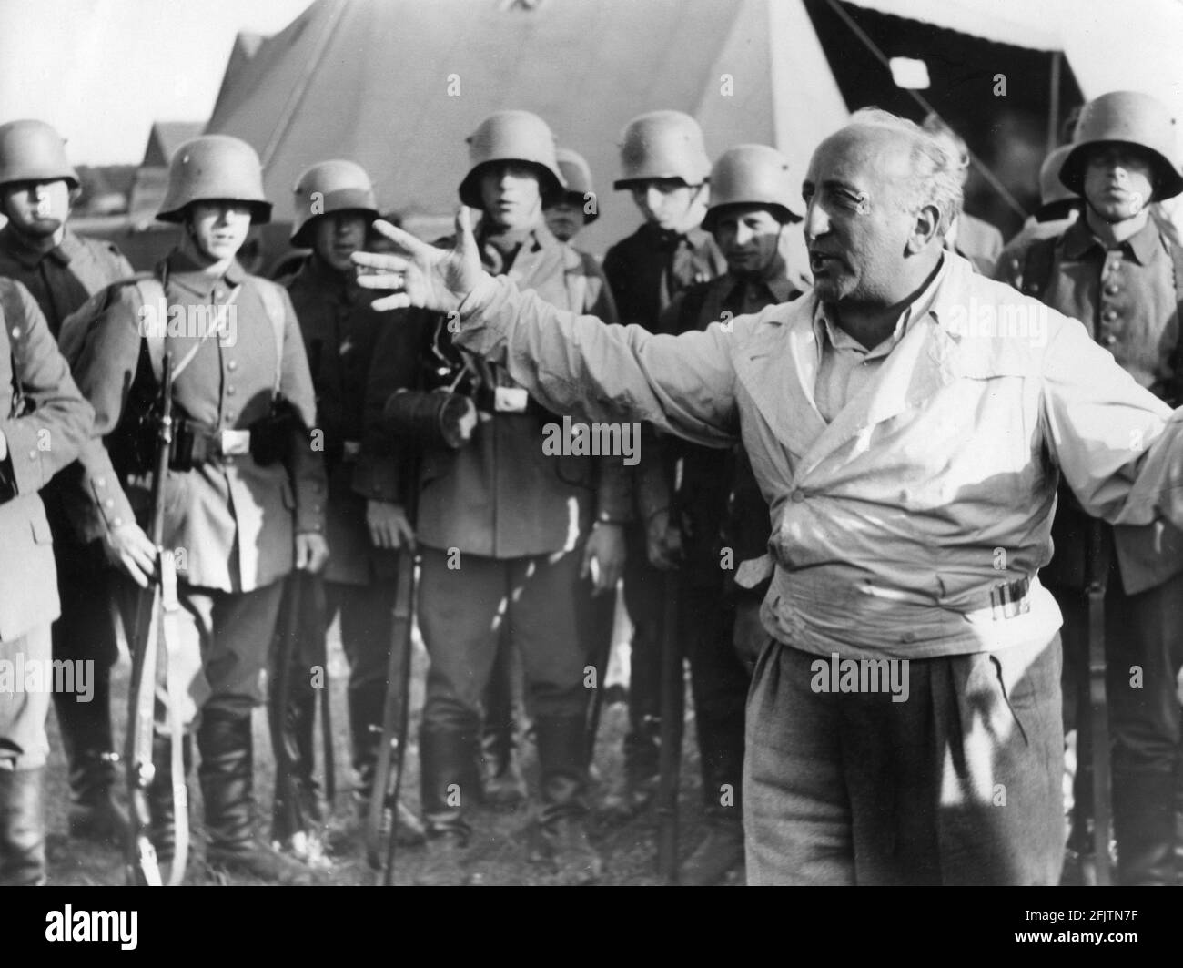 Regisseur KARL Ritter am Drehort dirigierte den deutschen Soldaten offen Extras in STUKAS 1941 Regisseur KARL Ritter Drehbuch Felix Lutzkendorf Und Karl Ritter Universum Film (UFA) Stockfoto