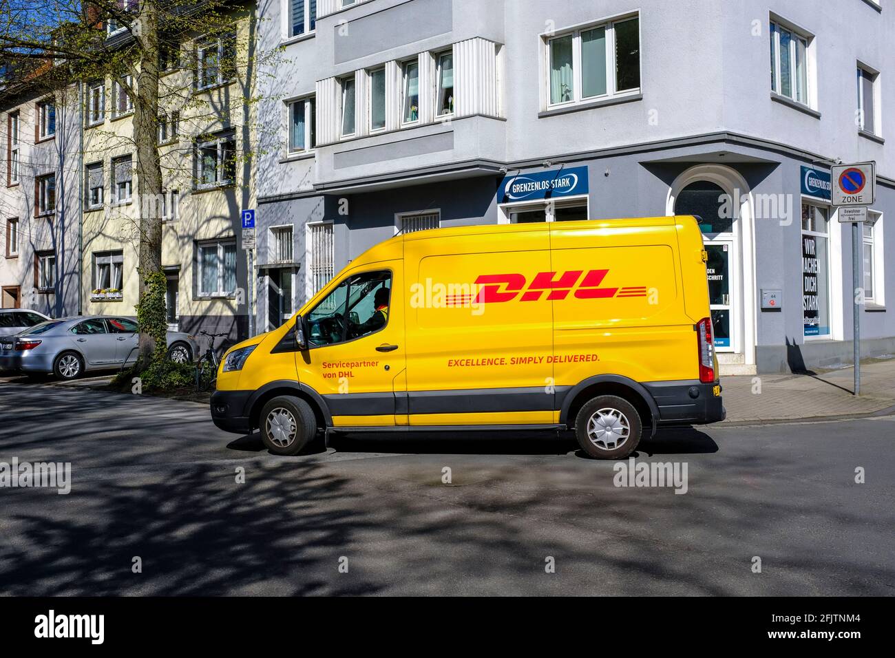 26.04.2021, Essen, Ruhrgebiet, Nordrhein-Westfalen, Deutschland - Auslieferungsfahrzeug von DHL mit Elektromotor auf einer Straße im Essener Stadttei Stockfoto