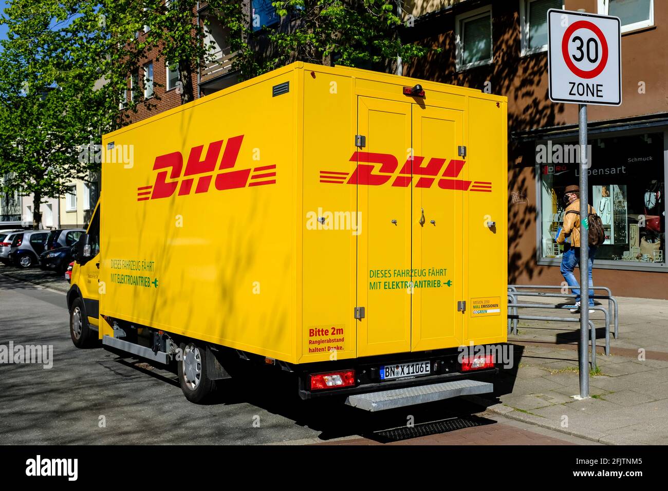 26.04.2021, Essen, Ruhrgebiet, Nordrhein-Westfalen, Deutschland - Auslieferungsfahrzeug von DHL mit Elektromotor auf einer Straße im Essener Stadttei Stockfoto