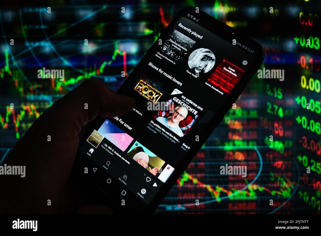 Polen. April 2021. In dieser Abbildung wird eine Spotify-App auf einem Smartphone angezeigt, die im Hintergrund die Prozentsätze der Aktienmärkte anzeigt. Quelle: Omar Marques/SOPA Images/ZUMA Wire/Alamy Live News Stockfoto