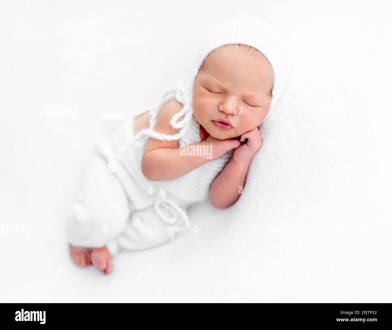 Neugeborener Junge schläft Stockfoto