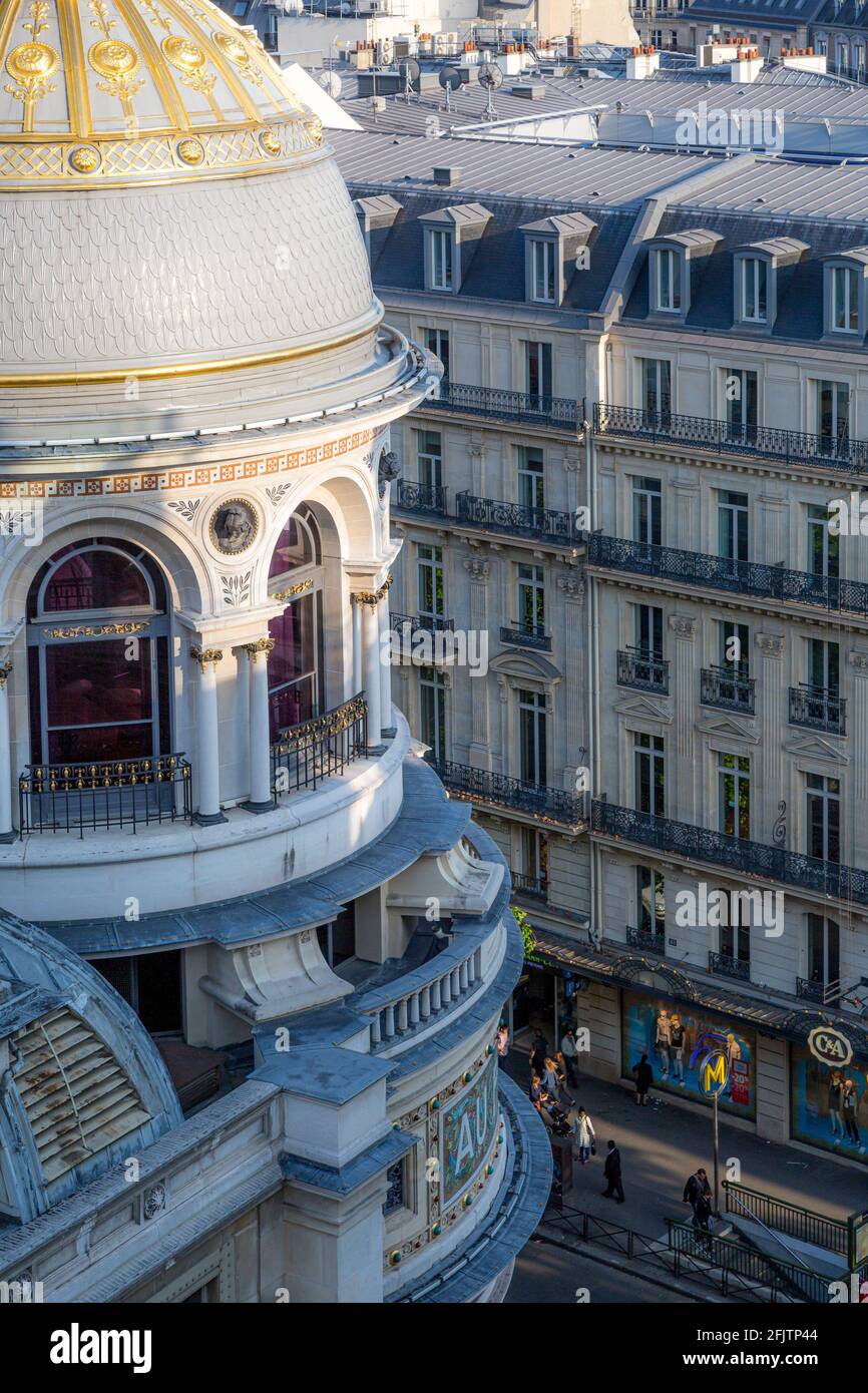 Blick von der Dachterrasse auf die Galleries Lafayette und die Gebäude von Paris, Frankreich Stockfoto