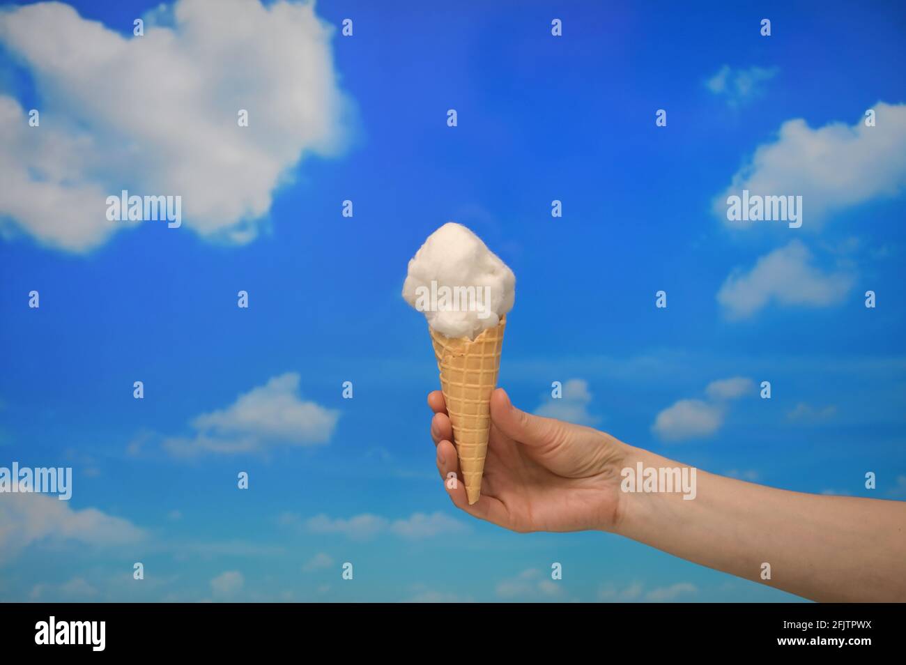 Concept Eiskegel und Wolken wie Baumwolle Stockfoto