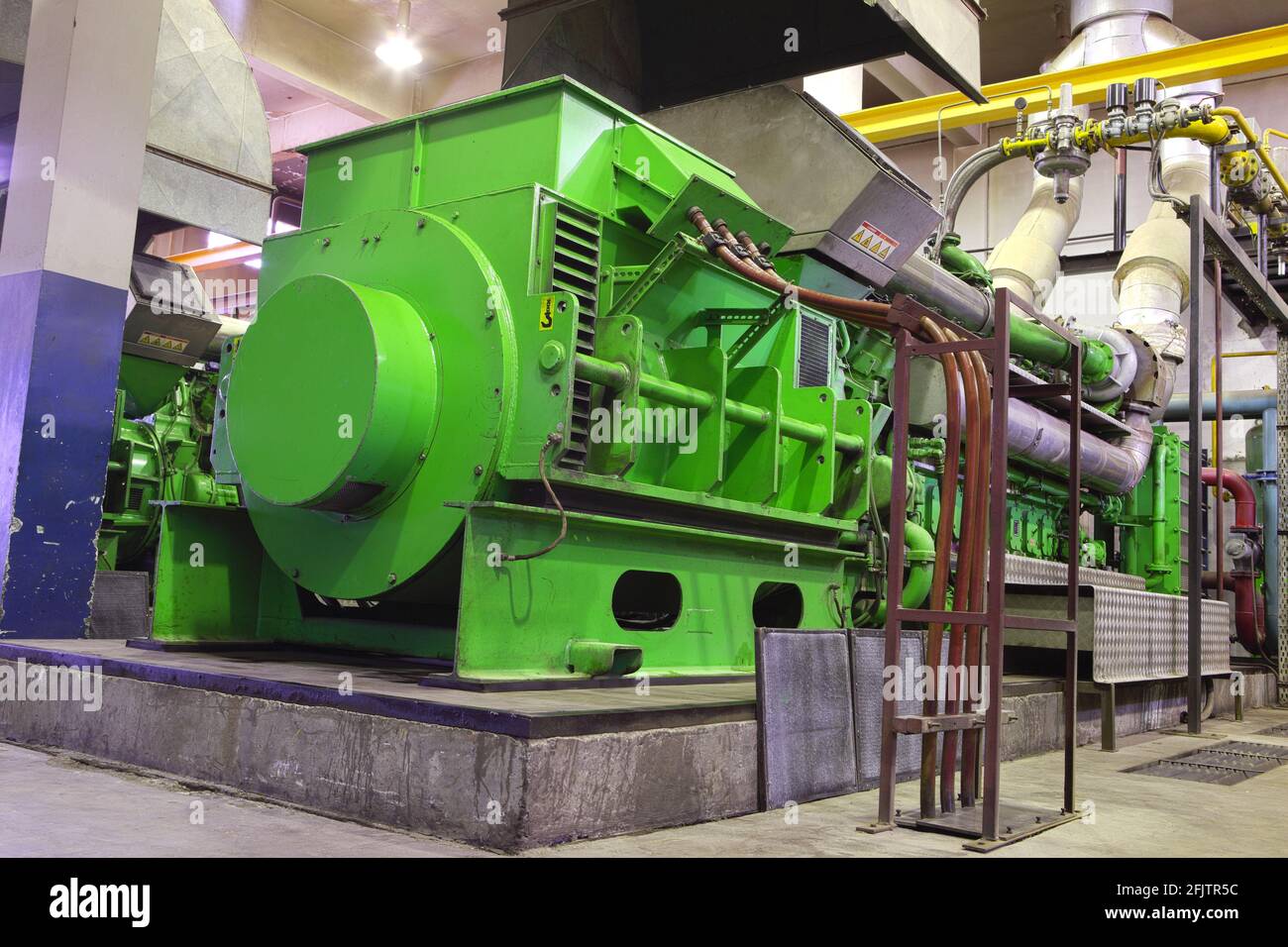 Großer Erdgasgenerator in einer Stromerzeugungseinheit. Stockfoto