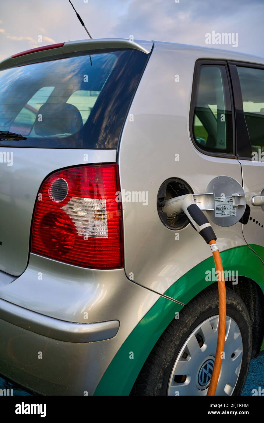 Elektroauto in voller Ladung an elektrischen Punkt angeschlossen. Stockfoto