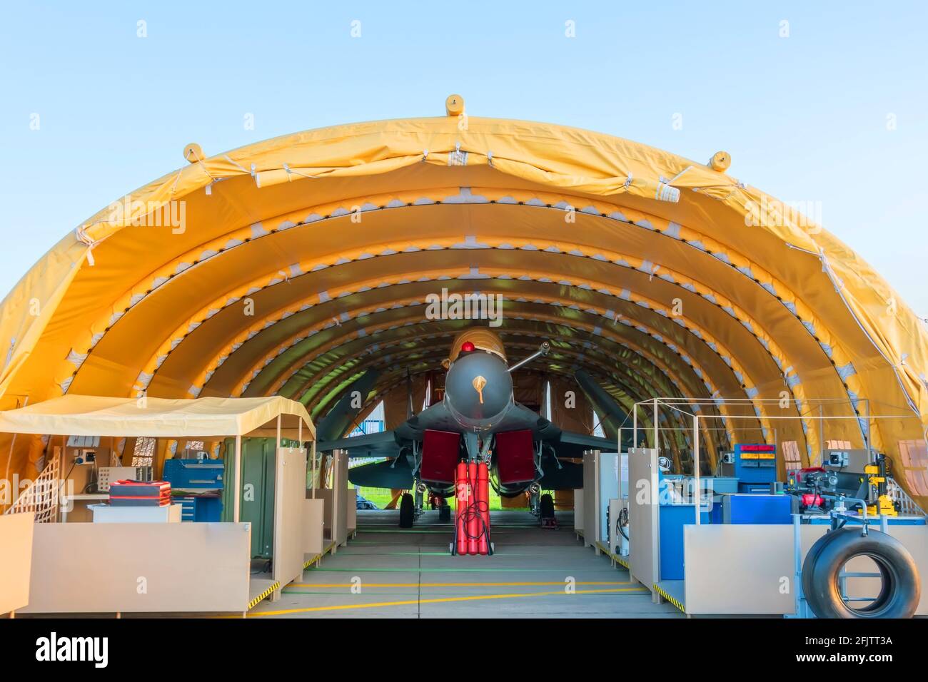 Air Force Kampfjet auf dem Parkplatz in der mobilen Hangar taktischen Basis, schnell einsetzbare Komplex Stockfoto