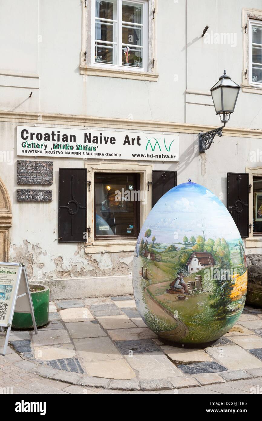 Großes bemaltes Osterei vor der Kroatischen Galerie für naive Kunst, Zagreb, Kroatien Stockfoto
