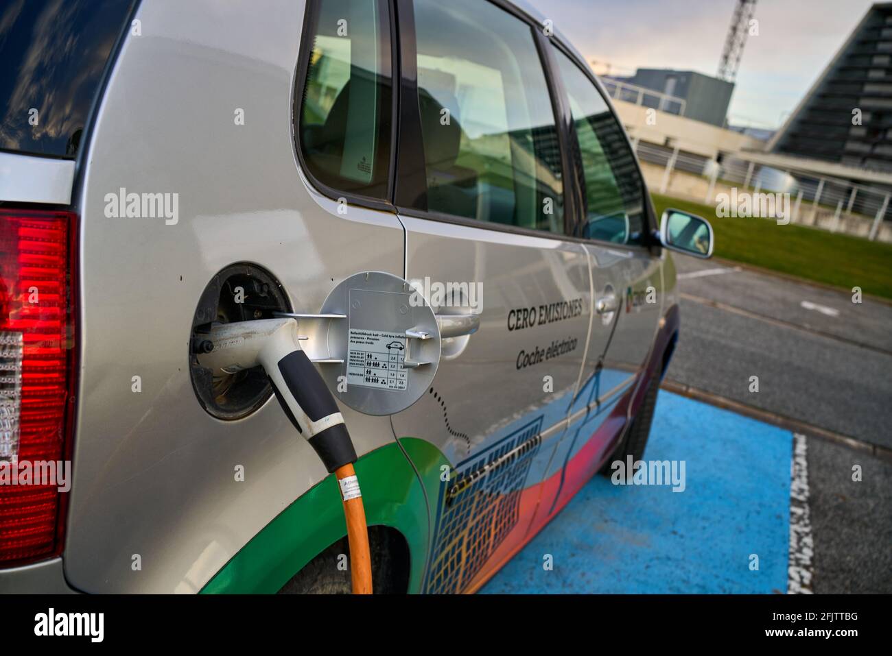 PAMPLONA, NAVARRA SPANIEN 24. APRIL 2021: Elektroauto mit voller Ladung, verbunden mit einem elektrischen Punkt in CENER. Stockfoto