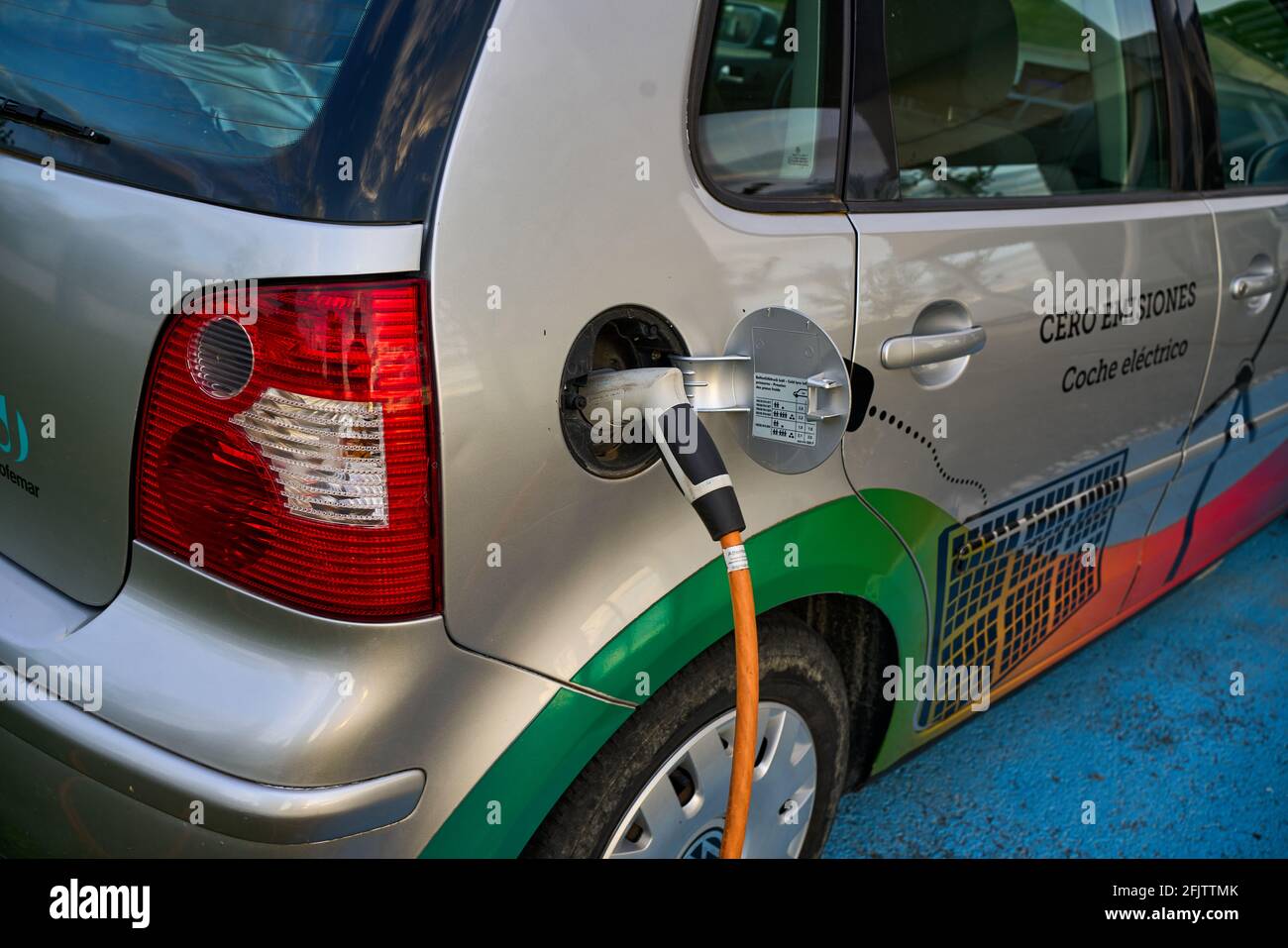 PAMPLONA, NAVARRA SPANIEN 24. APRIL 2021: Elektroauto mit voller Ladung, verbunden mit einem elektrischen Punkt in CENER. Stockfoto