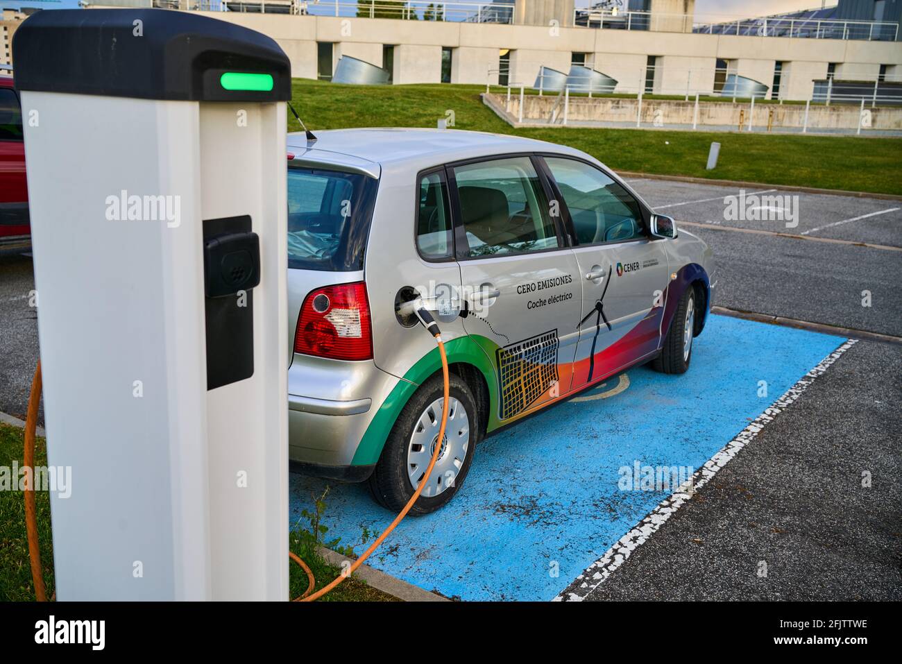 PAMPLONA, NAVARRA SPANIEN 24. APRIL 2021: Elektroauto mit voller Ladung, verbunden mit einem elektrischen Punkt in CENER. Stockfoto