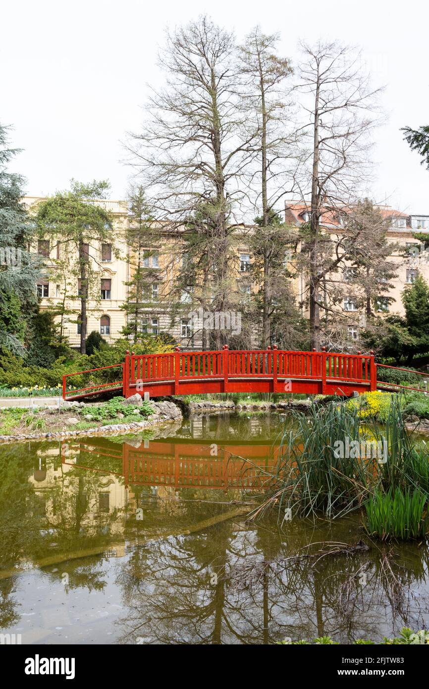 Rote Brücke über einen See im Botanischen Garten Zagreb (Botanički vrt U Zagrebu), Zagreb, Kroatien Stockfoto