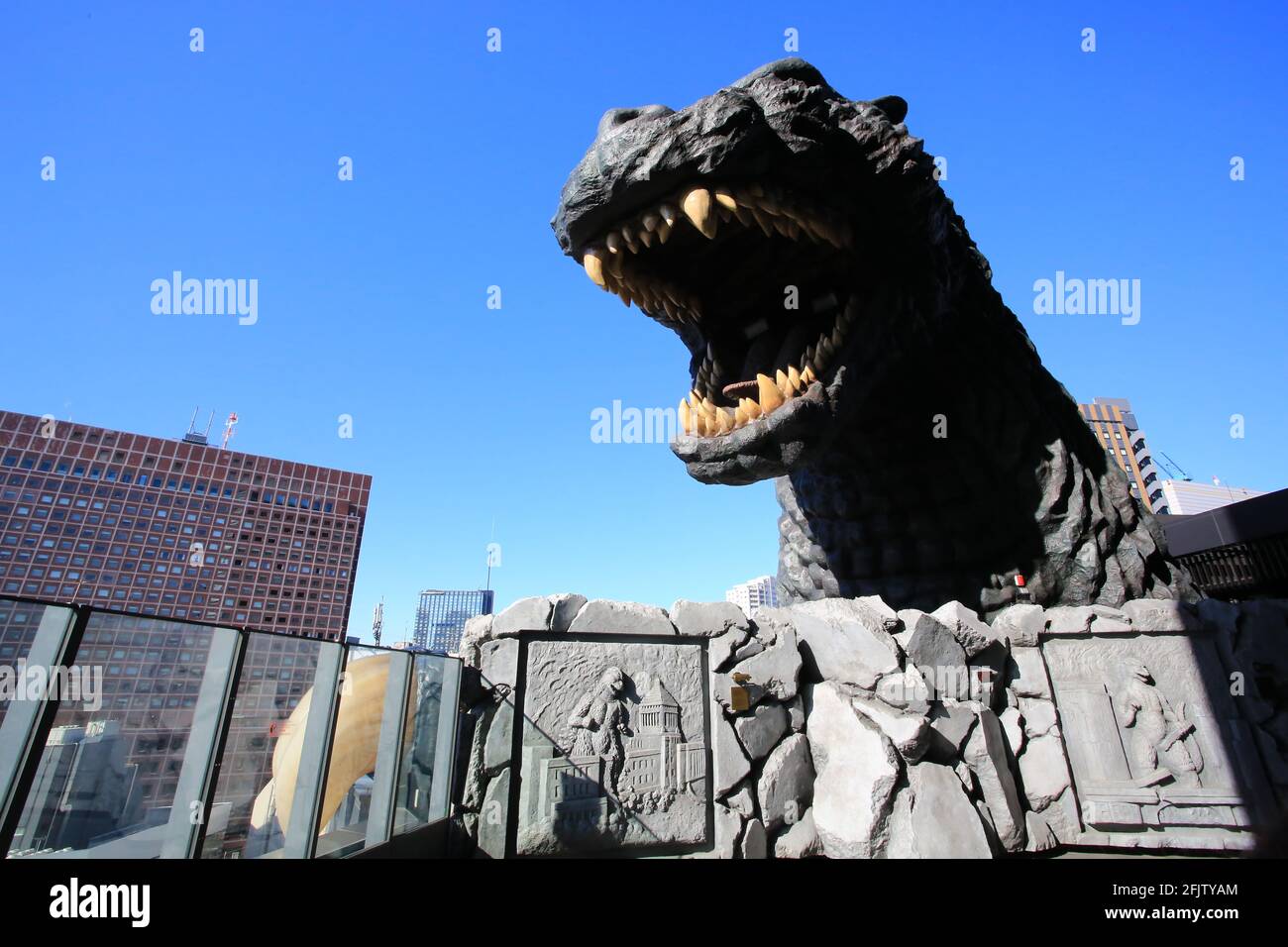 Tokio Japan - 9. Januar 2018: Godzilla des Kopfes der Kreatur, die von einem ihrer Wolkenkratzer herabgucken kann. Shinjuku ist der am dichtesten gepackte Teil der Ente Stockfoto