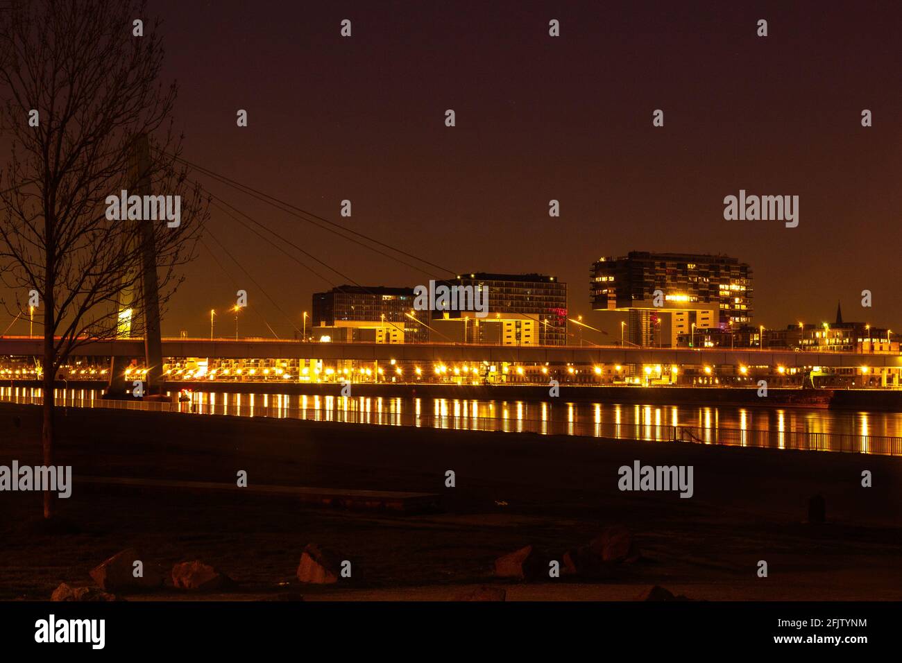 Kranhäuser in Köln bei Nacht Stockfoto