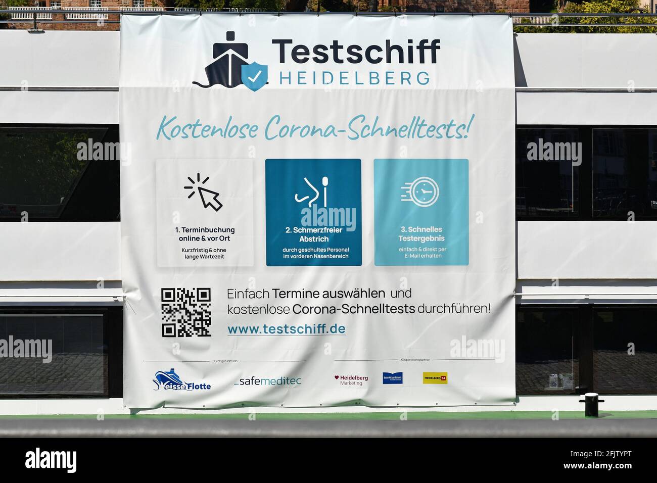 Heidelberg, Deutschland - April 2021: Banner auf der Corona-Virus-Teststation mit dem Namen „Testschiff“ auf dem Boot, das kostenlose Schnellantigen-Tests auf dem Neckar anbietet Stockfoto