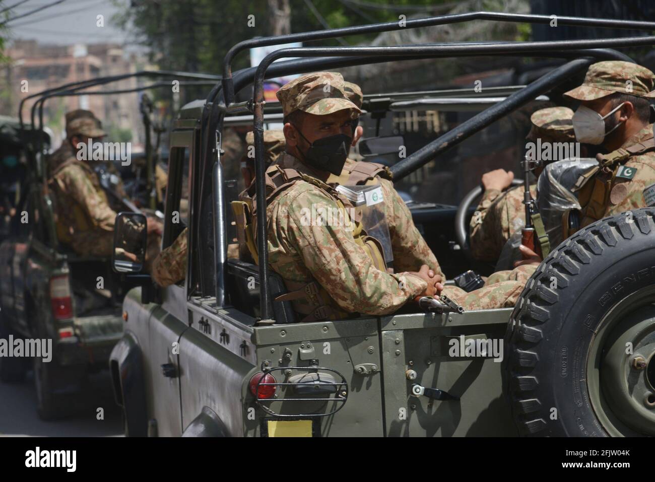 Pakistanische Armee, Ranger Truppen patrouillieren auf einem Markt, Basar, Hauptstraßen, um die neuen Beschränkungen zu beachten, die von der Regierung für die Wirtschaft angekündigt wurden, um die Ausbreitung des Coronavirus zu kontrollieren, in Lahore, Pakistan, am 26. April 2021. Die pakistanischen Behörden rasen gegen die Zeit, um in Krankenhäusern mehr Betten und Ventilatoren hinzuzufügen, während die Zahl der Todesfälle und Coronavirus-Infektionen anschwellen. Laut Innenminister Sheikh Rashid Ahmad haben die Behörden damit begonnen, Truppen einzuberufen, um sicherzustellen, dass die Menschen nicht gegen die Regeln der sozialen Distanzierung verstoßen. (Foto von Rana Sajid Hussain/Pacific Press/Sipa USA) Stockfoto