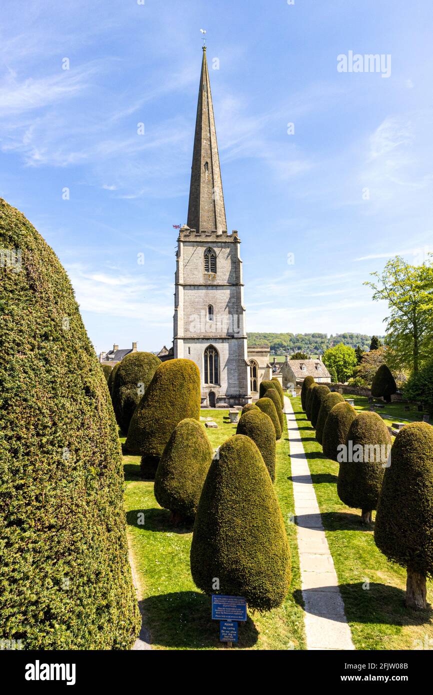 St Marys Kirche mit einigen seiner 99 Eibenbäume in der Cotswold Dorf Painswick, Gloucestershire UK Stockfoto